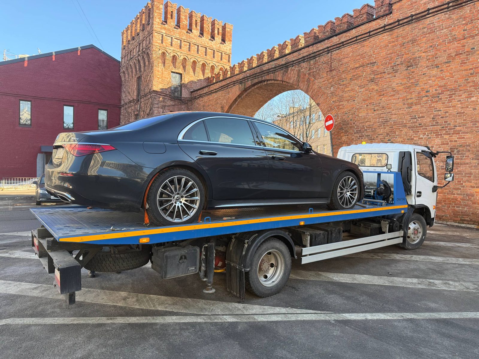 Mercedes S-класса закреплён на платформе эвакуатора ALPHA GROUP