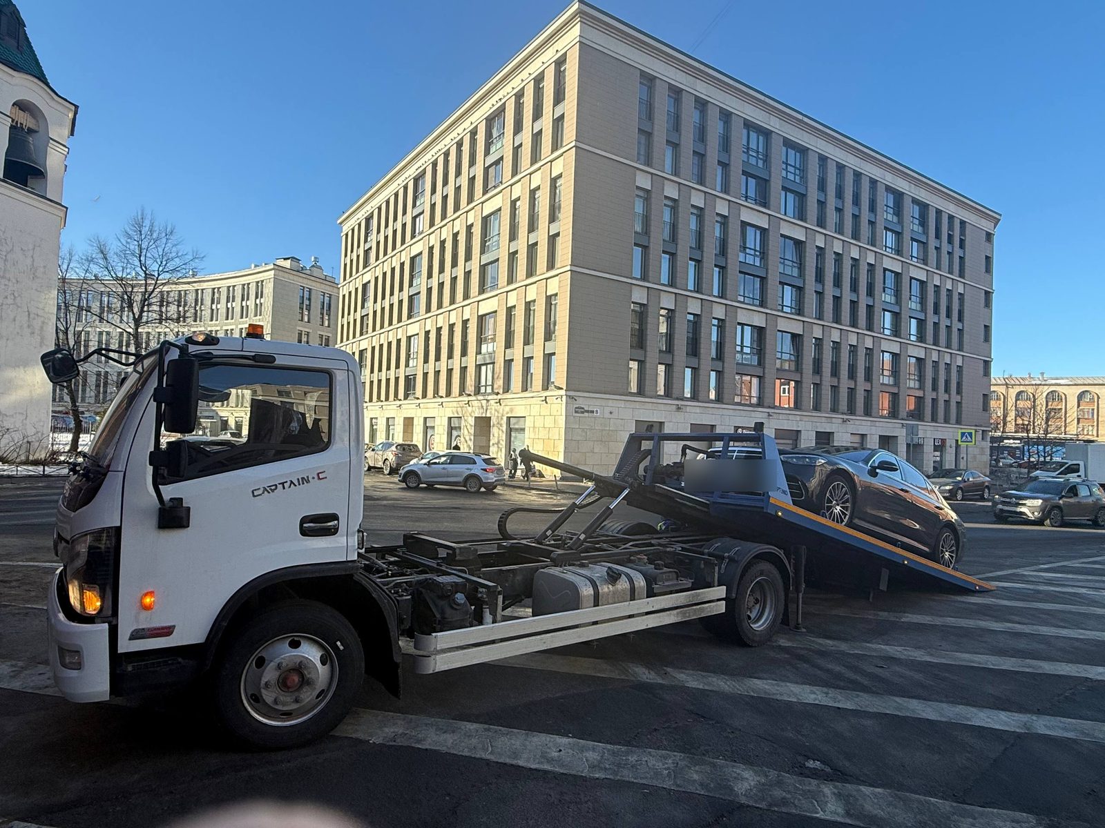 Погрузка Mercedes S-класса на сдвижную платформу эвакуатора DongFeng